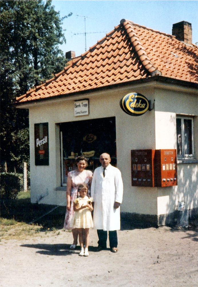 Famile Trapp vor ihrem Lebensmittelgeschäft